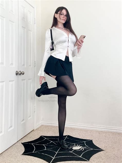 Amouranth (@Amouranth) .